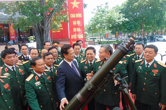 Thủ tướng Nguyễn Tấn Dũng thăm các gian trưng bày một số sản phẩm vũ khí do Tổng cục Công nghiệp quốc phòng nghiên cứu, chế tạo tại Đại hội thi đua quyết thắng toàn quân ngày 1-7-2015 - Ảnh: VNN
