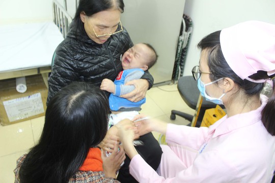 
Tiêm vắc-xin “5 trong 1” Pentaxim cho trẻ
