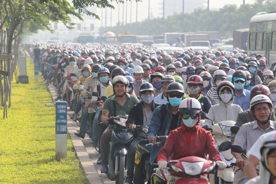 
 

Đoạn đường từ cầu Rạch Chiếc đến cầu Sài Gòn tuy không xa nhưng phải mất gần cả giờ để có thể di chuyển
