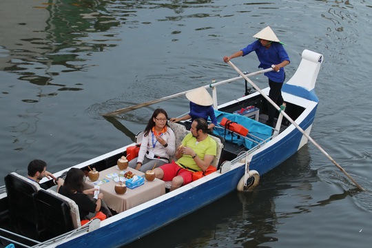 Tour du lịch kênh Nhiêu Lộc - Thị Nghè có chiều dài gần 5 km đi qua các quận 1, 3, Bình Thạnh và Phú Nhuận với 2 nhà ga ở gần chân cầu Thị Nghè và gần chùa Chantarangsay. 
Ảnh: Hoàng Triều