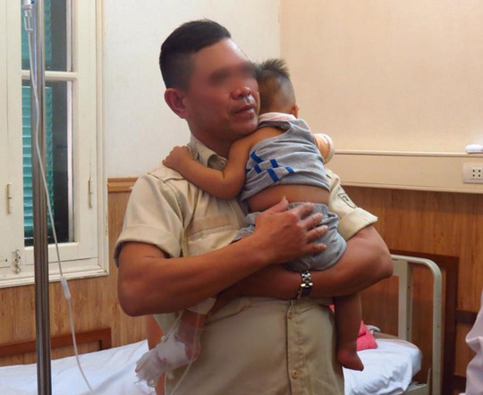 Người nhà đang chăm sóc cháu Viên Thế L. tại BV Việt Đức - Ảnh: Bác sĩ cung cấp