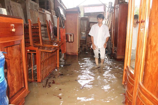Nước ngập tiệm bán đồ gỗ của anh Cao Đình Tân trên đường Phong Châu, phường Phước Hải, TP Nha Trang Ảnh: KỲ NAM