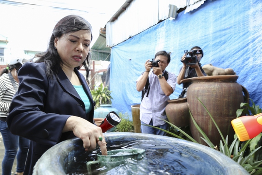 Bộ trưởng Nguyễn Thị Kim Tiến thực hiện thao tác diệt lăng quăng tại lễ phát động Ảnh: Như Phú