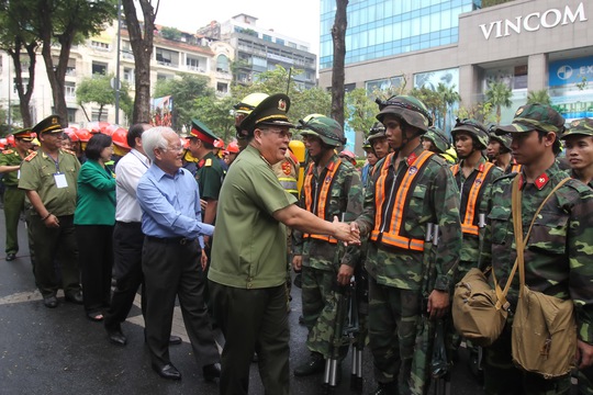 Lãnh đạo TP HCM và Bộ Công an thăm hỏi các chiến sĩ PCCC tại buổi diễn tập Ảnh: Hoàng Triều