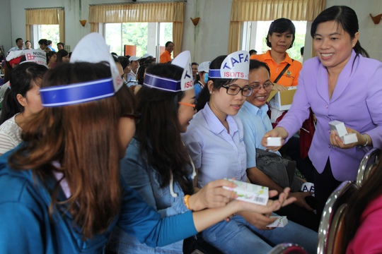 Bà Nguyễn Trần Phượng Trân, Phó Chủ tịch LĐLĐ TP HCM, tặng Fuji Care cho công nhân tại các KCX-KCN TP