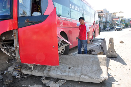 Vụ tai nạn khiến xe khách hư hỏng nặng, dải phân cách ngăn đôi làn đường bị bong tróc