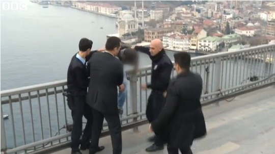 
Người đàn ông có ý định tự tử được nhân viên của tổng thống Erdogan giúp đỡ
