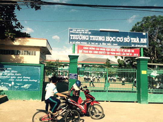 
2 học sinh trường THCS Trà An bị bảo vệ dân phố còng tay khiến phụ huynh bức xúc.
