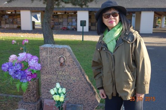 Danh ca Bạch Yến viếng mộ cố nghệ sĩ Trần Văn Trạch tại Pháp