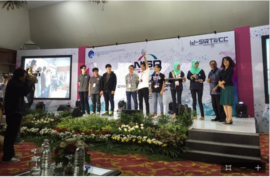 
Đội Việt Nam 1 nhận cúp vô địch cuộc thi Cyber Sea Game 2015. Ảnh: VNCERT
