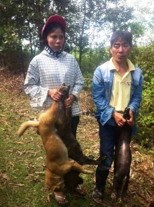 
Hai vợ chồng trộm chó cùng tang vật thu giữ tại hiện trường - Ảnh: Huy Toàn

