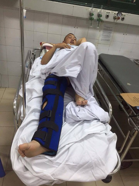 
Trung úy CSGT Phạm Đức Ngọc đang được điều trị tại Bệnh viện Việt Đức
