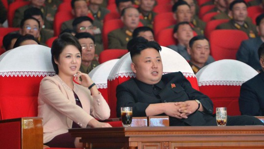 Vợ chồng ông Kim Jong-un trong một lần xem Moranbong trình diễn. Ảnh: KCNA