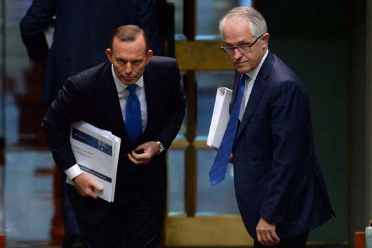 Hai ông Tony Abbott (trái) và Malcolm Turnbull sau phiên chất vấn tại Hạ viện Úc ngày 14-9. Ảnh: EPA