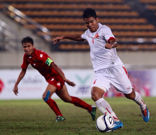 Tiền đạo Đức Chinh (4) ghi bàn duy nhất giúp U19 Việt Nam vượt qua Myanmar tối 6-10