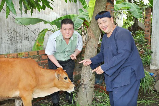 
Minh Béo và các nghệ sĩ tặng bò cho gia đình nghèo ở quận 12
