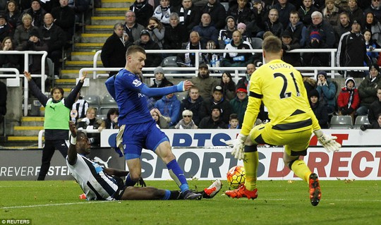 Vardy trong pha lập công giúp Leicester thắng Newcastle 3-0, trận thứ 10 liên tiếp anh ghi bàn ở Premier League