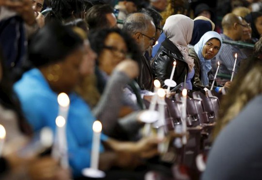 
Cư dân TP San Bernardino tưởng nhớ những nạn nhân vụ xả súng hôm 3-12. Ảnh: Reuters
