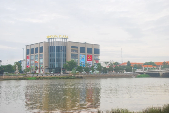 Trung tâm thương mại Vincom Plaza Long Xuyên có 1 mặt khá đẹp vì nằm bên bờ sông Long Xuyên lộng gió.
