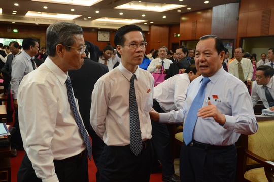 
Bí thư Thành ủy Lê Thanh Hải (bìa phải) trao đổi với đại biểu tại phiên trù bị (Ảnh: Ban Tuyên giáo Thành ủy TP)
