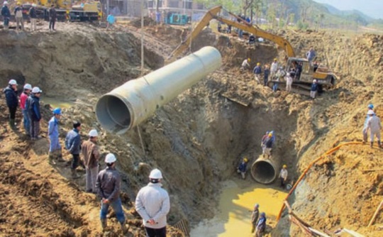 
Một lần khắc phục sự cố vỡ ống nước sông Đà

