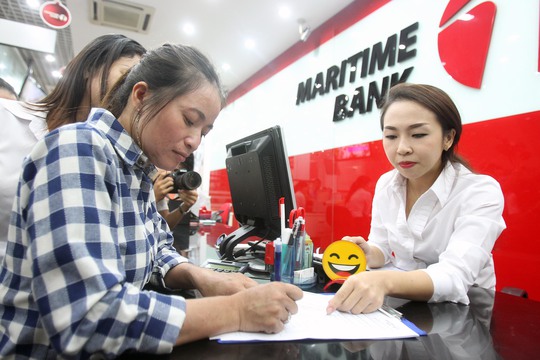 Nhân viên ngân hàn TMCP Hàng Hải Việt Nam (Maritime Bank) hướng dẫn chị Hồng làm thủ tục trước khi nhận lại tiền