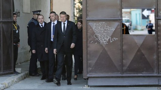 Tổng thống Romania Klaus Iohannis thăm hiện trường thảm kịch kinh hoàng. Ảnh: EPA