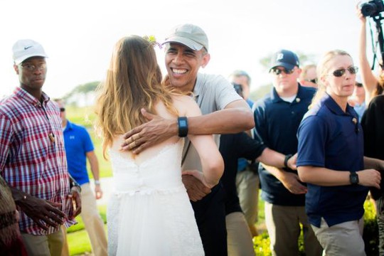 Tổng thống Obama ôm cô dâu chú rể. Ảnh: THE YOUNGRENS
