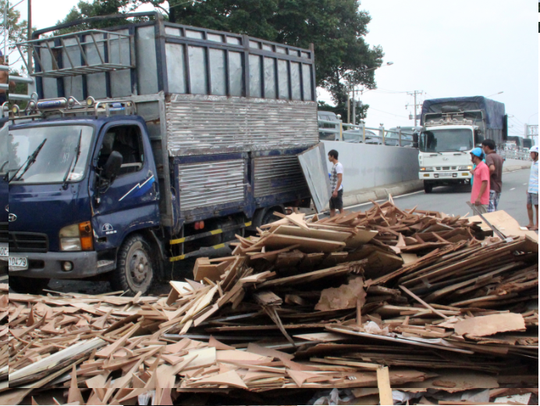 
Lật xe, gỗ đổ tràn một bên hầm chui Tam Hiệp (Đồng Nai) trưa 14-9 Ảnh: CTV
