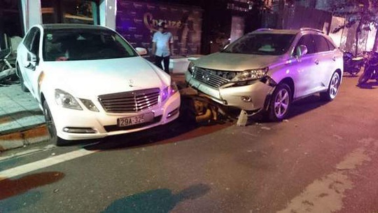 Hiện trường vụ tai nạn nhân viên trông xe điều khiển xe Mercedes gây tai nạn liên hoàn