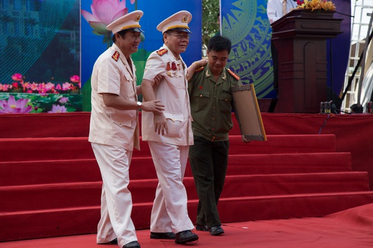
Không chỉ giỏi đánh án, Đại tá Nguyễn Hoàng Thao (bìa trái) được đánh giá là một người ân cần, hiểu tâm lý

