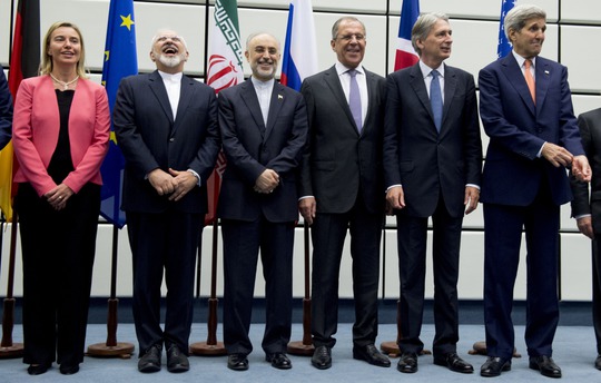 
Có ai nhận ra Ngoại trưởng Iran Javad Zarif trong bức ảnh này không? Dù có ở giữa rất nhiều chính trị gia, ông vẫn không thể lẫn vào đâu được vì điệu cười hào phóng của mình. Ảnh: AP
