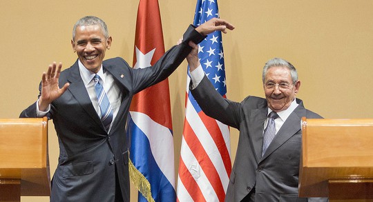 
Chủ tịch Cuba Raul Castro giơ tay Tổng thống Mỹ Barack Obama lên trong cuộc họp báo chung ngày 21-3 tại Havana. Ảnh: AP
