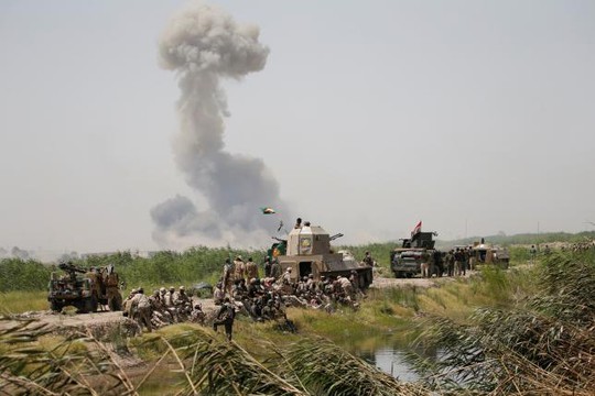 
Khói bốc lên từ vùng chiến sự gần TP Fallujah - Iraq hôm 25-5. Ảnh: REUTERS
