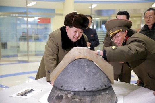 
Ông Kim Jong-un quan sát một đầu đạn hạt nhân. Ảnh: KCNA
