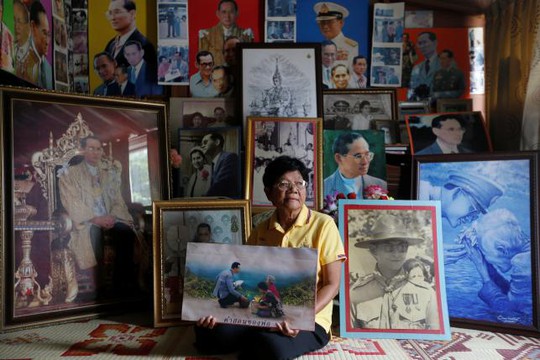 
Người phụ nữ này sưu tập hơn 100.000 bức tranh về quốc vương và gia đình hoàng gia hơn 40 năm qua. Ảnh: REUTERS
