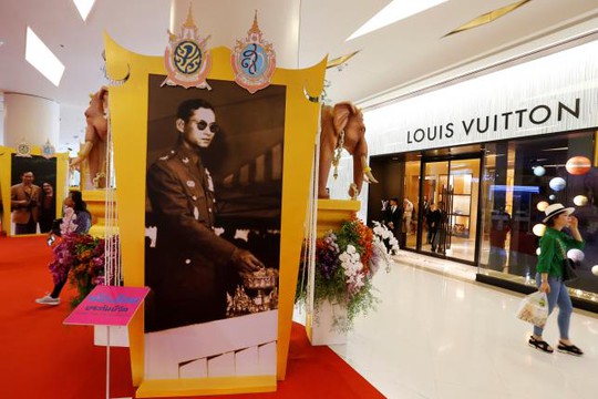 
Hình ảnh về quốc vương Bhumibol xuất hiện ở khắp nơi trên Thái Lan, từ nơi công cộng đến nhà riêng, nơi làm việc của người dân. Ảnh: REUTERS
