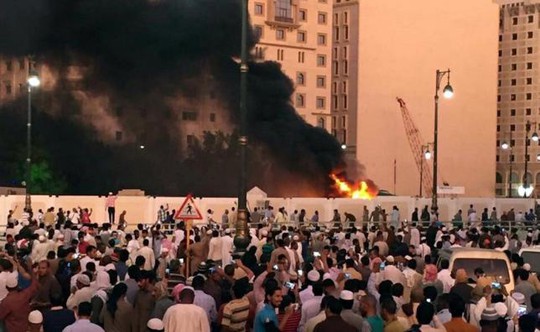 
Người dân tập trung gần nơi xảy ra vụ nổ ở đền thờ tại TP Medina. Ảnh: REUTERS

