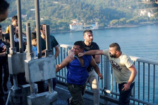 
Người dân Thổ Nhĩ Kỳ đánh lính đảo chính. Ảnh: REUTERS
