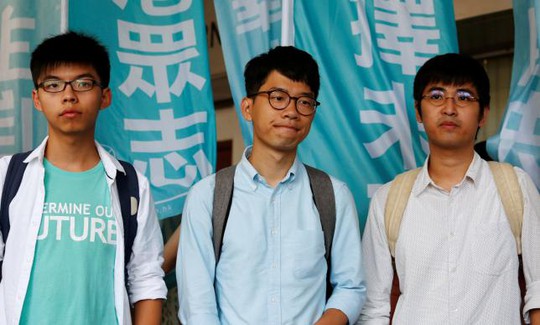 
Từ trái sang: Joshua Wong, Nathan Law và Alex Chow trước phiên tòa ngày 21-7. Ảnh: REUTERS
