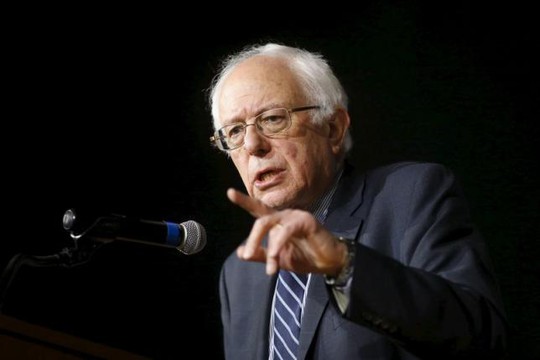 
Ông Bernie Sanders ca ngợi bà Hillary Clinton trong bài phát biểu hôm 25-7. Ảnh: Reuters
