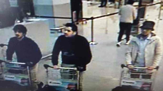 
Ba kẻ tình nghi tấn công được nhìn thấy trên camera giám sát tại sân bay. 2 tên áo đen thiệt mạng, tên áo sáng màu đang lẩn trốn. Ảnh: PA
