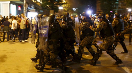 Cảnh sát chống bạo động lập hàng rào chặn người biểu tình. Ảnh: Reuters