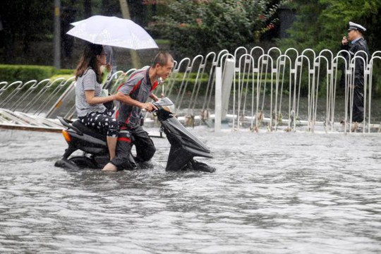 
Mưa lớn gây ngập lụt ở Bắc Kinh hôm 20-7. Ảnh: REUTERS
