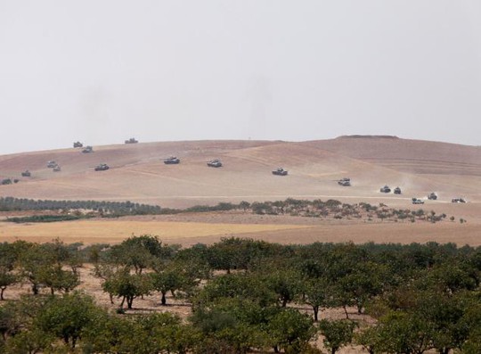 Xe tăng Thổ Nhĩ Kỳ tiến vào Syria. Ảnh: REUTERS