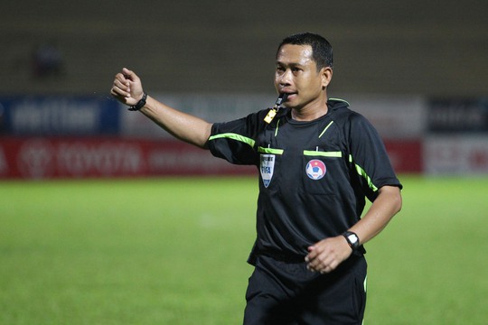 
Trọng tài người Thái Lan Teetichai Nualjan cầm còi để đảm bảo tính khách quan của trận đấu này
