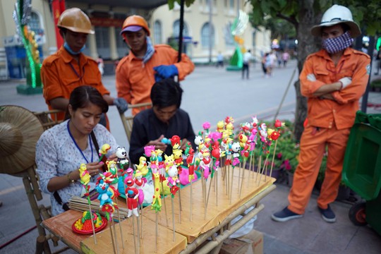 Phút thư giãn của các công nhân công ích