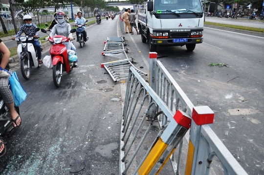 Một đoạn dải phân cách bị ô tô bảy chỗ ủi ngã