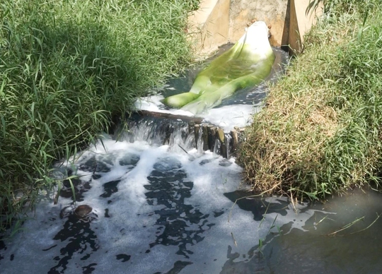 
Một hệ thống ống xả thải của Công ty Mei Sheng xả ra suối, từ suối này nước thải sẽ chảy ra hồ Đá Đen
