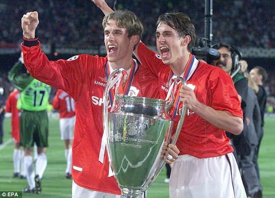 Gary Neville (phải)